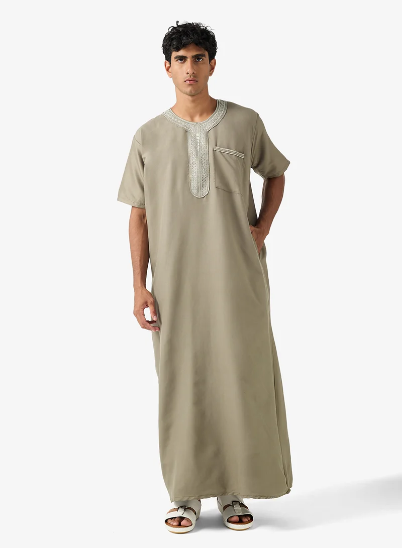 روبرت وود ثوب كلاسيكي بياقة مستديرة